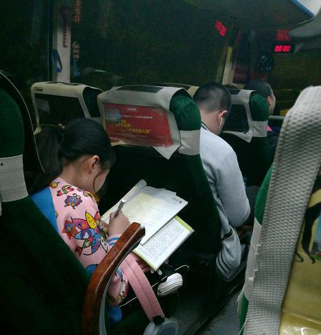 大巴上的女孩,青春旅途中的温暖瞬间